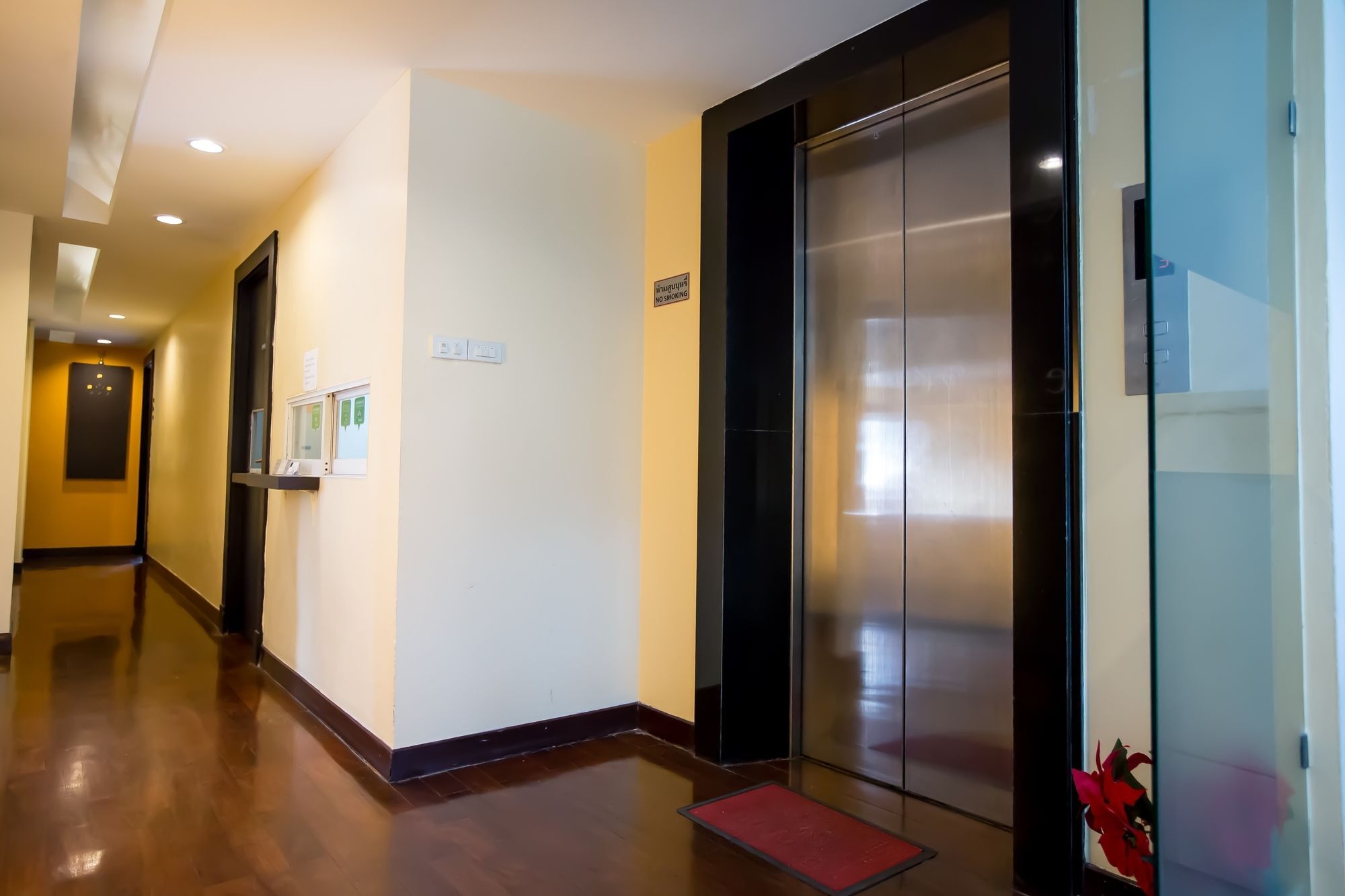 Snooze Hotel Thonglor Bangkok Exterior photo